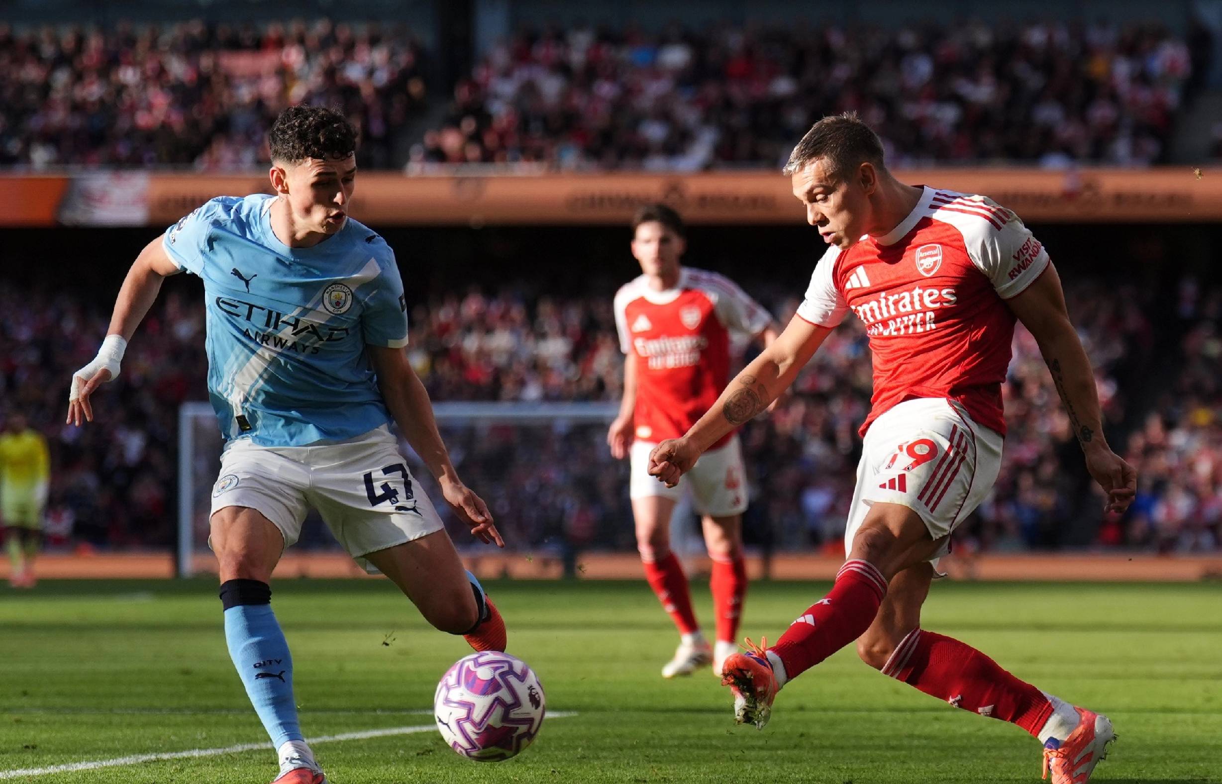 马卡：皇马中场控制力下降，球队传球路线被迫向边路转移（马卡：皇马中场掌控力下滑，出球更多被迫转向两翼）