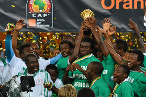 德天空：那不勒斯想签弗赖堡中场曼赞比顶替受伤的德布劳内（德天空：那不勒斯考虑签下弗赖堡中场曼赞比，顶替伤缺的德布劳内）