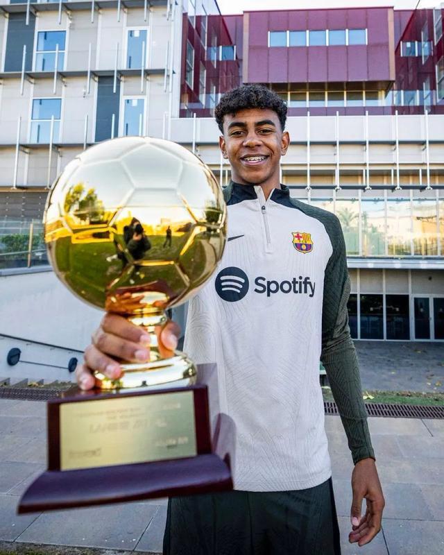 记者：库尔图瓦也伤了，将不会参加11月份国家队比赛（记者：库尔图瓦因伤缺席11月国家队赛事）