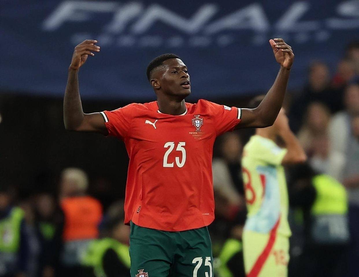 苏超泰州主帅：没觉得自己是城市英雄，走下领奖台就从零开始（苏超泰州主帅：我并非城市英雄，走下领奖台便归零再起步）