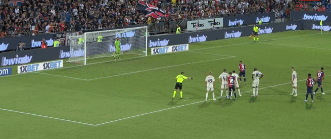 英超半场：奥布莱恩离谱手球，哲凯赖什点射，阿森纳1-0埃弗顿（英超半场：奥布莱恩手球送点，赖斯点射破门，阿森纳1-0埃弗顿）