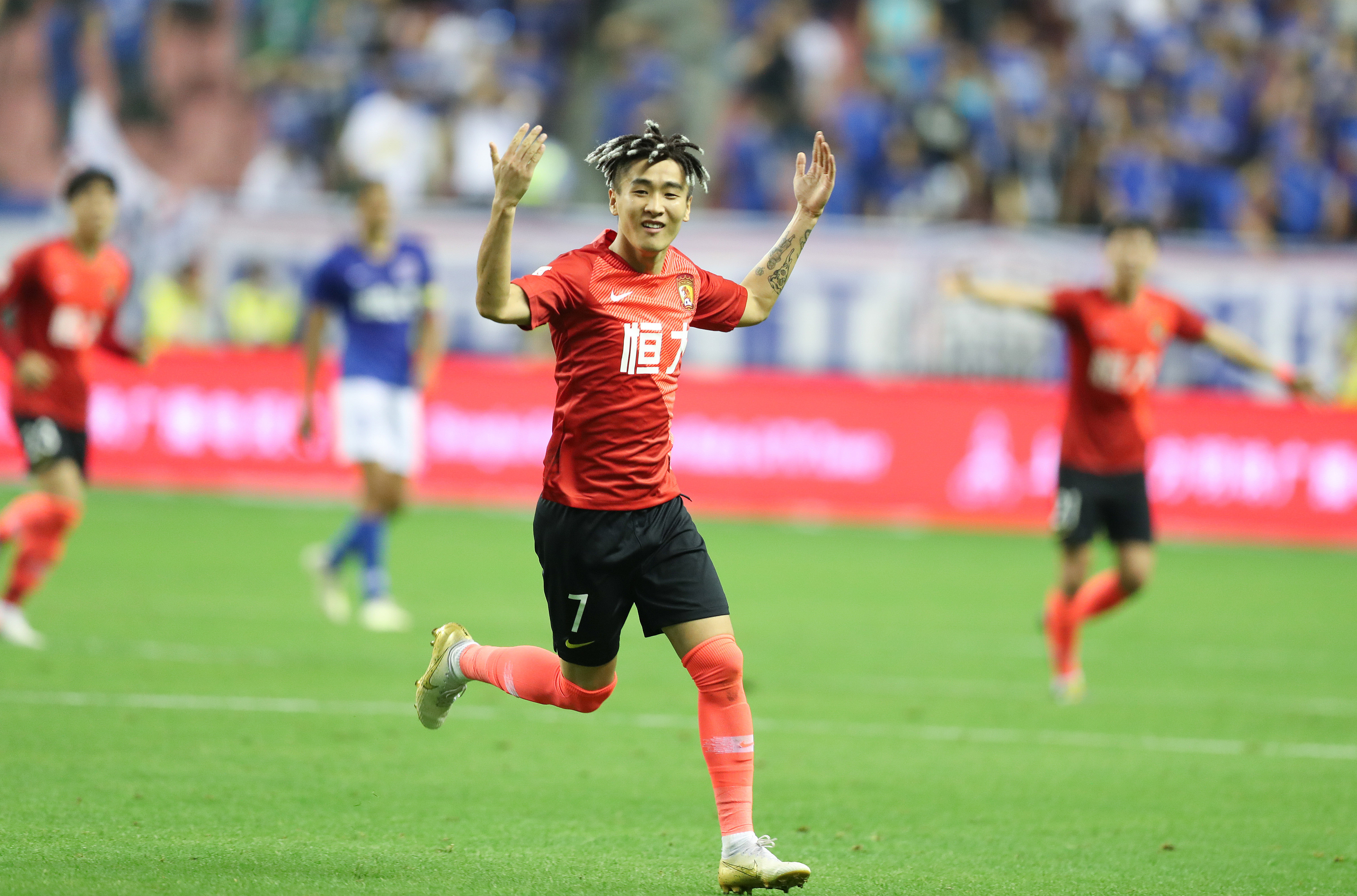 库里今日赛前入场穿加内特战靴，热身换上爱德华兹战靴（库里今日入场穿加内特签名鞋，热身改换爱德华兹战靴）