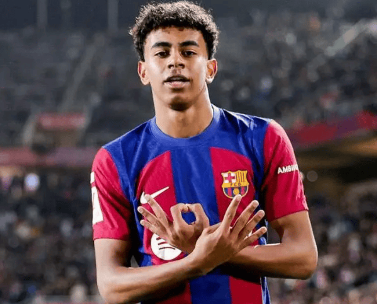 脚步不够快！首发的杨瀚森侧移被吹阻挡 4分钟不到累积2犯被换下（脚步慢半拍！首发杨瀚森侧移遭判阻挡，开场不到4分钟累积两犯被换下）